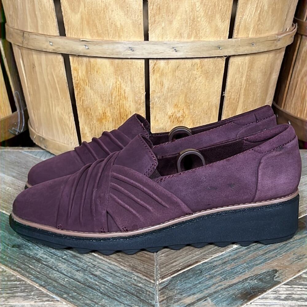 Clarks Sharon Villa Burgundy Suede Ruched Demi Wedge Slip-On Loafer Women Size 8 - Picture 2 of 12